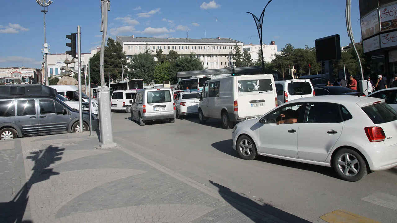 Van’da Caddeler Yetersiz Kaldı! Ambulanslar Trafikte Ilerleyemiyor (1)