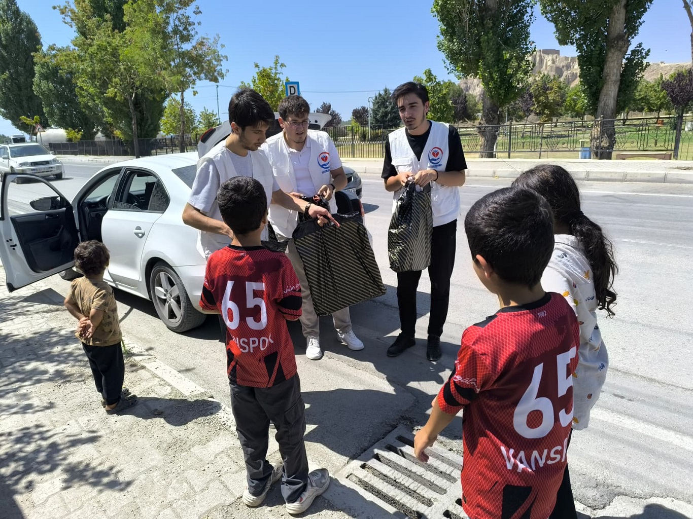 Yetimler Vakfı Kırtasiye Yardımı Van (3)