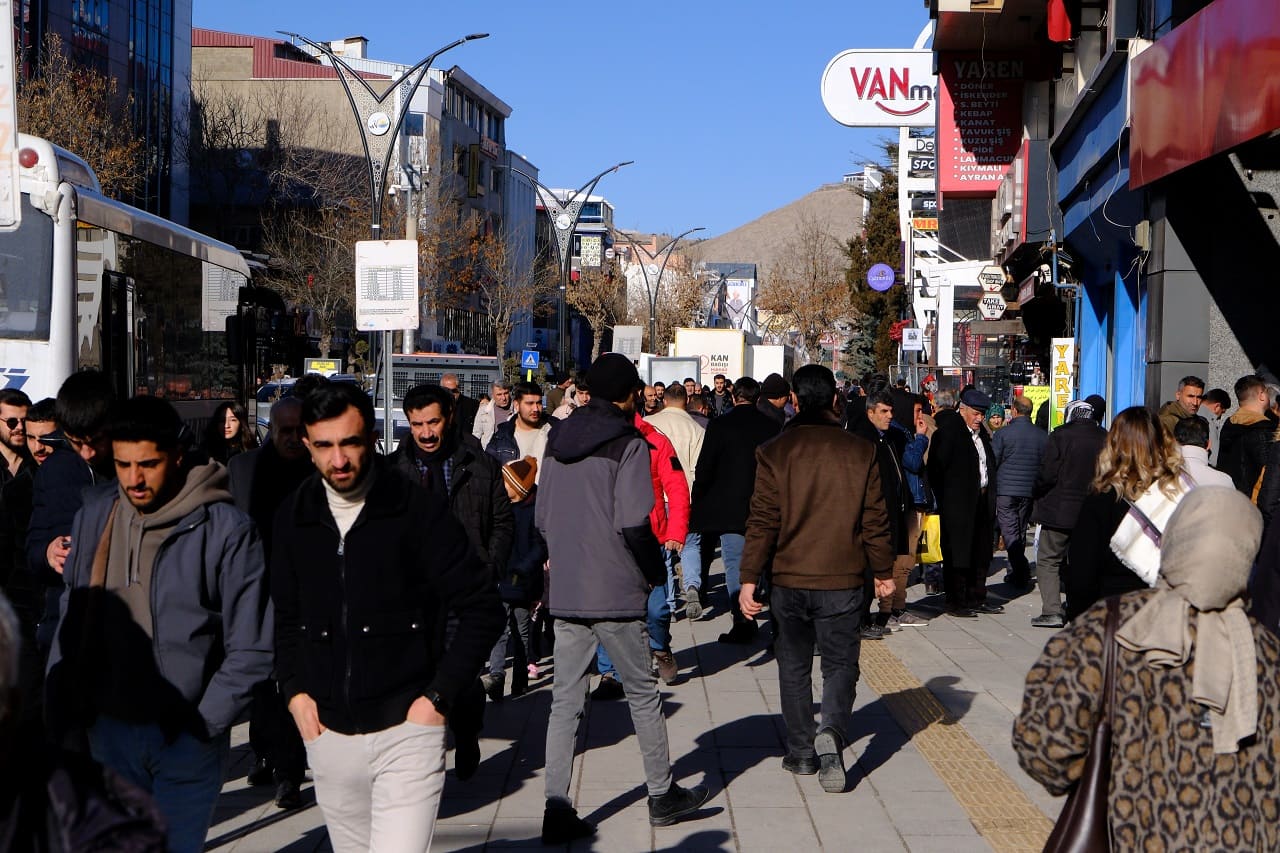 Cumhuriyet Caddesi Kalabalık Insan (6)