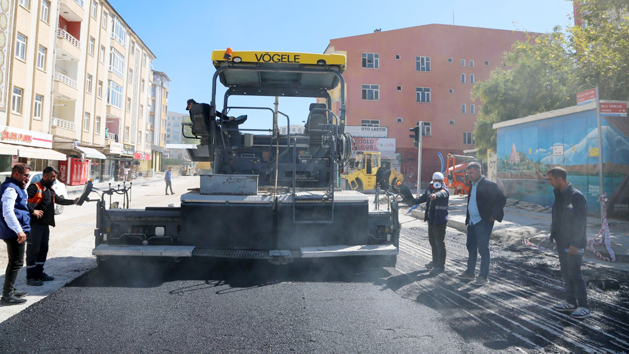Mareşal Fevzi Çakmak Caddesi’nde Asfalt Serimi Sürüyor