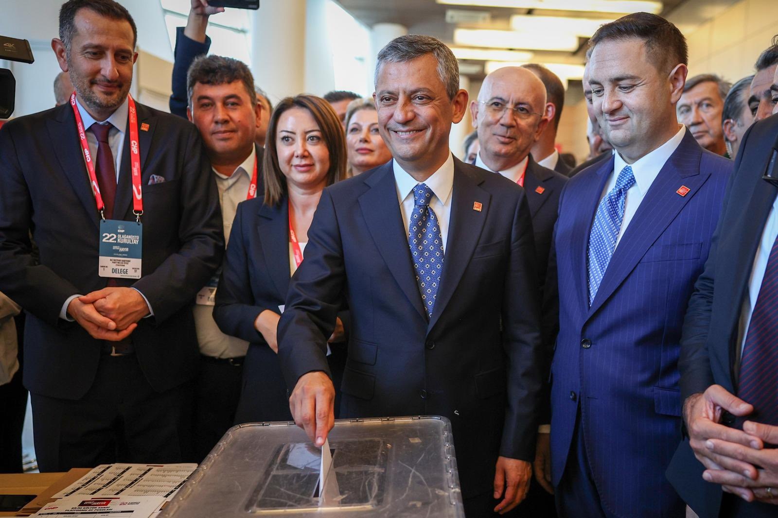 Ozgur Ozel Yeniden Chp Genel Baskani Secildi