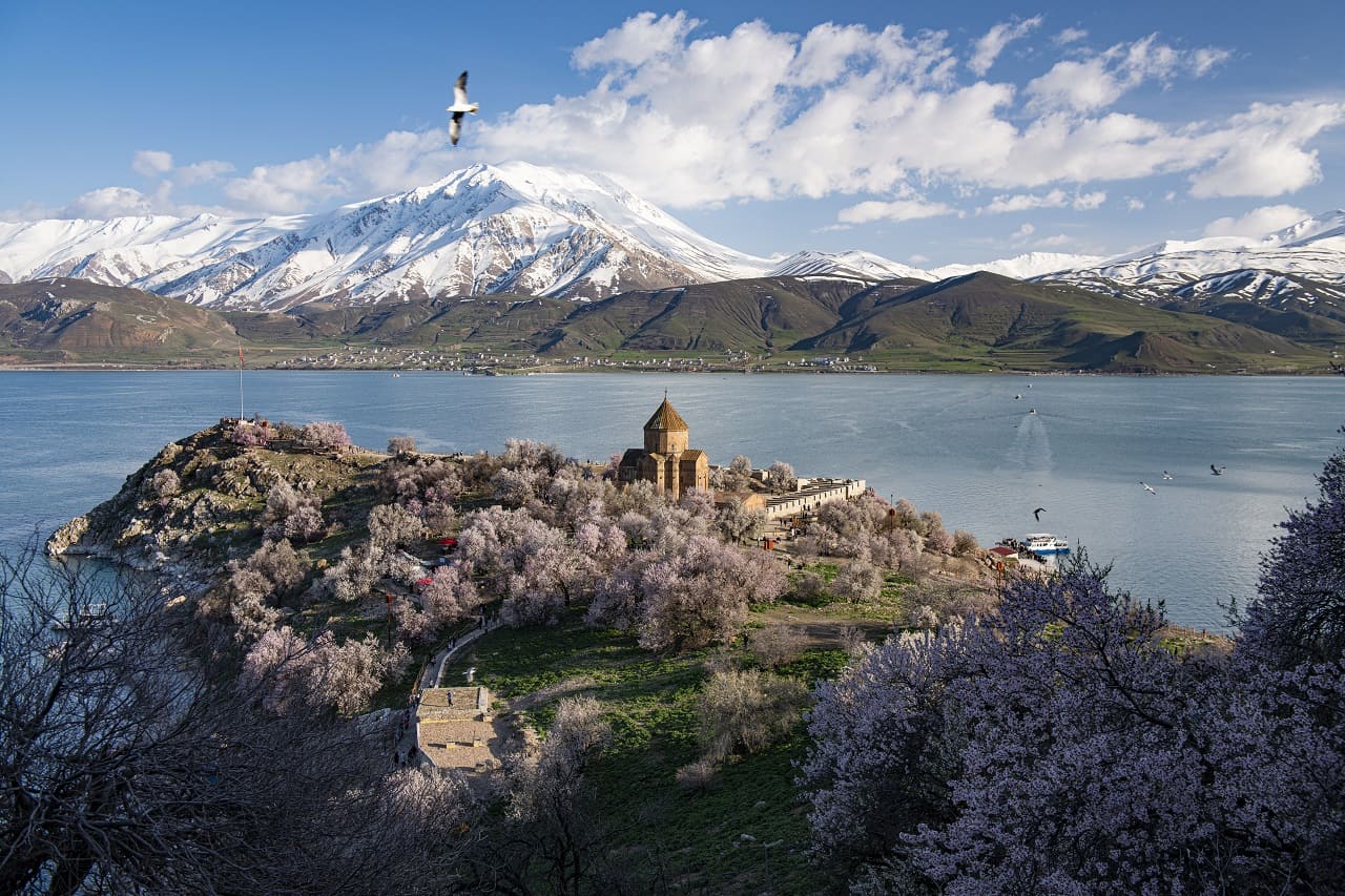 Van Neyi Ile Meşhur Akdamar Adası