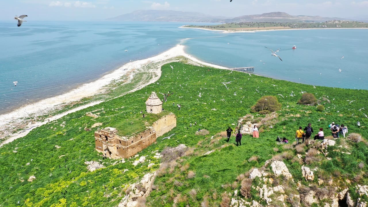Van Neyi Ile Meşhur Çarpanak Adası Foto