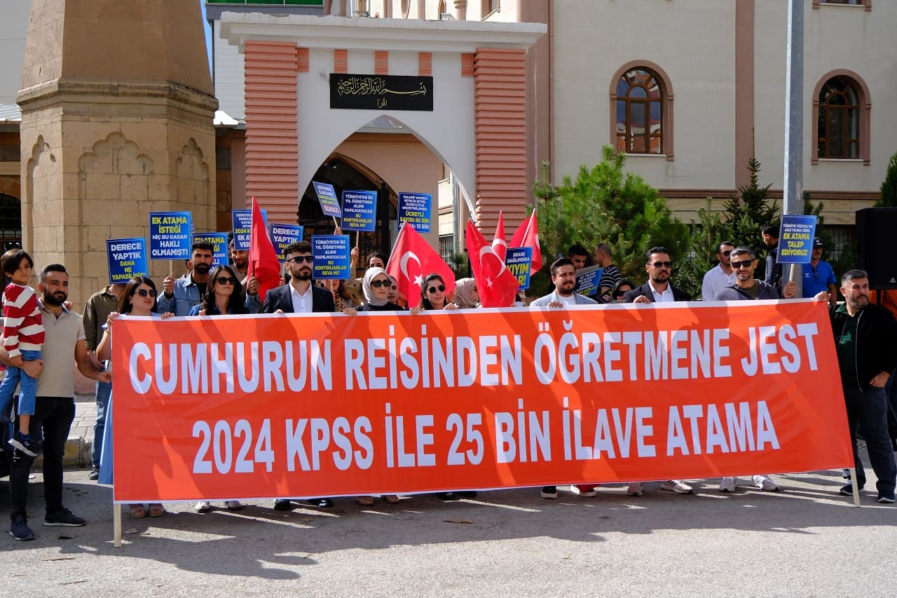 Van’da Atanamayan Öğretmenler Eylem Yaptı 25 Bin Ek Atama Hakkımız (1)