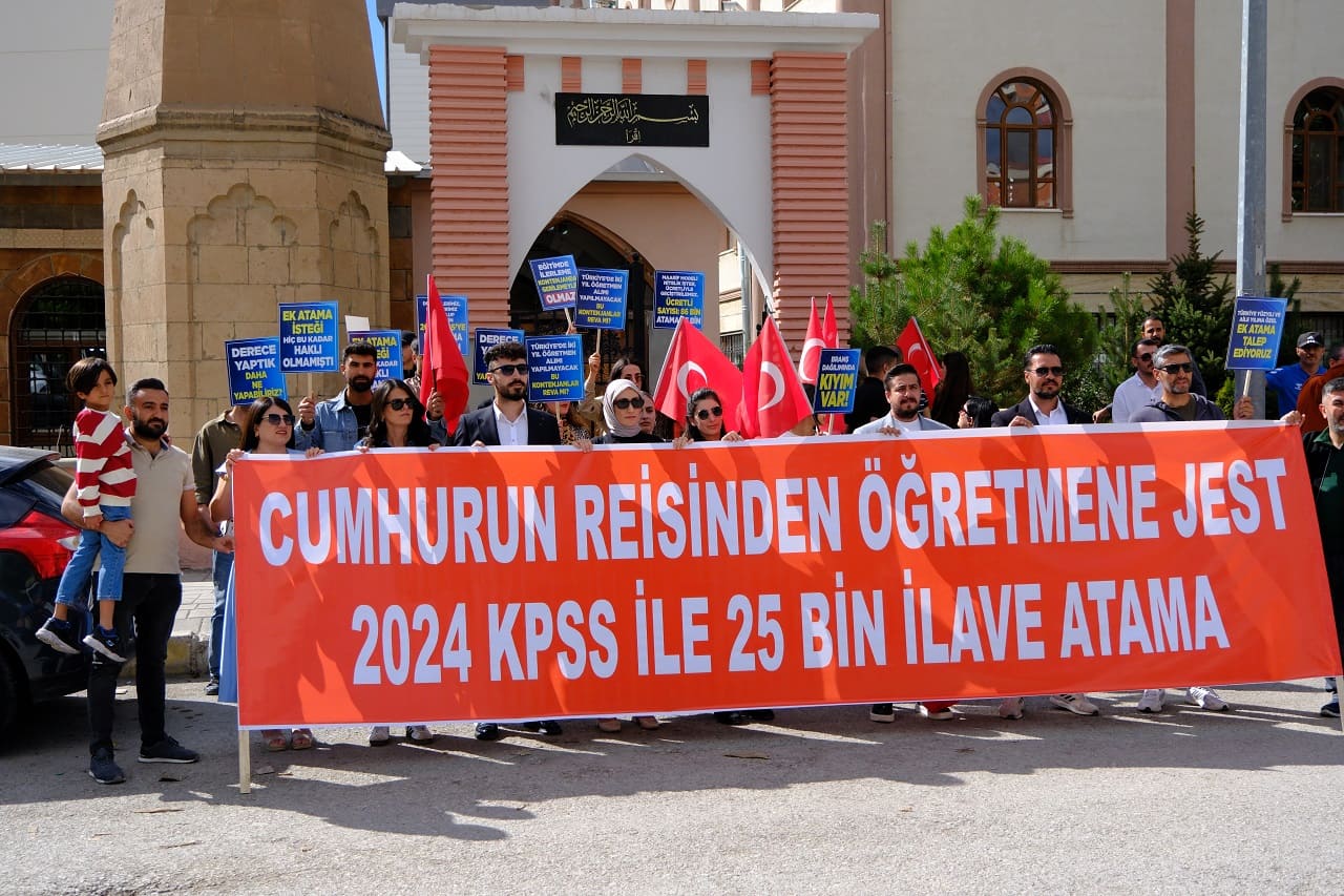 Van’da Atanamayan Öğretmenler Eylem Yaptı 25 Bin Ek Atama Hakkımız (2)