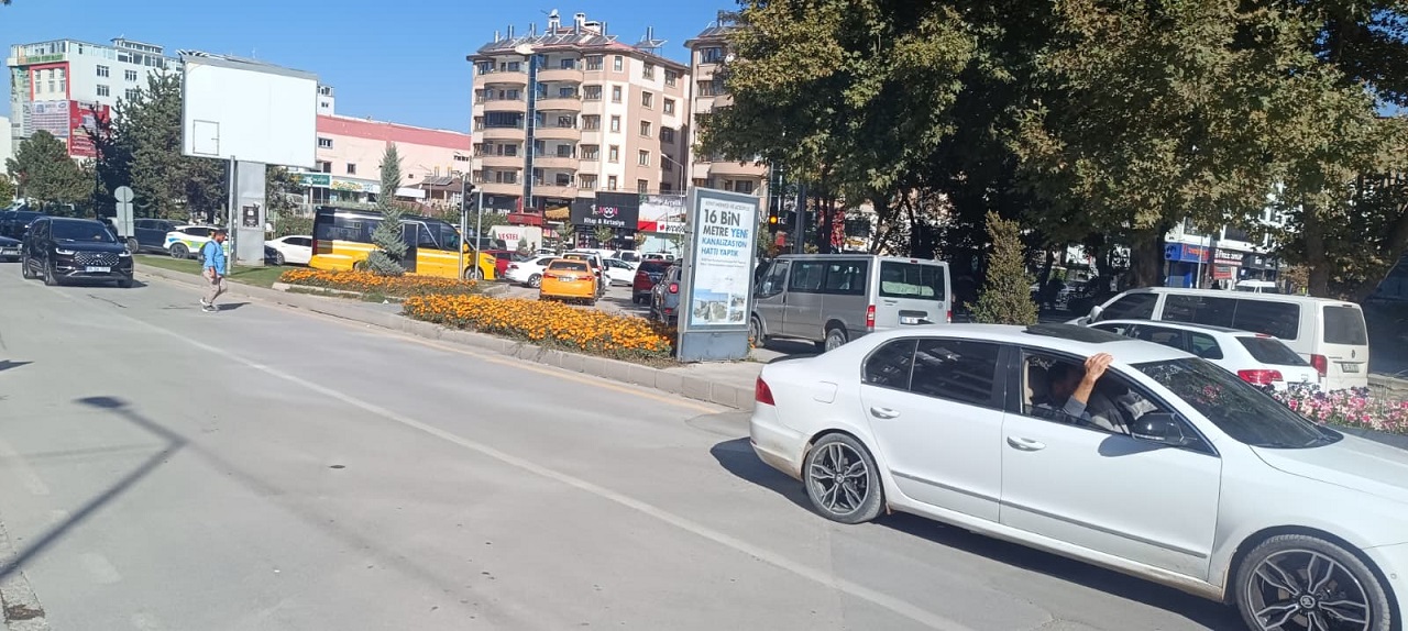 Van’da Haftanın Ilk Günü Trafik Kabusu Yaşandı! (5)