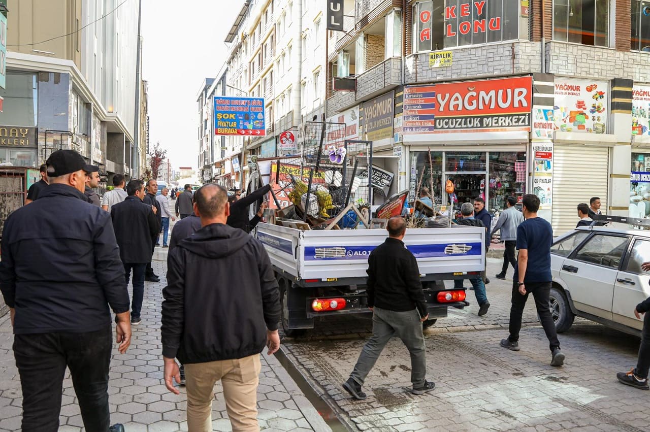 Van'da Kaldırıma Bırakılan Eşyalara El Konuldu (1)