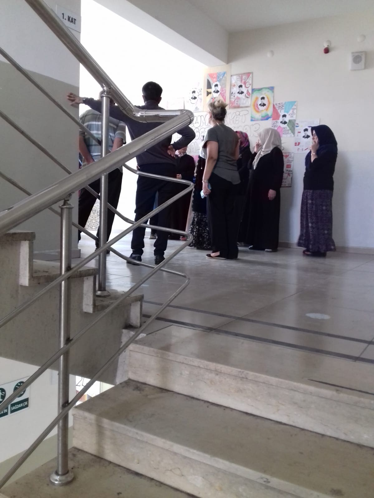 Van’da Okulda Bıçaklı Saldırı! Öğretmen Yaralandı (3)