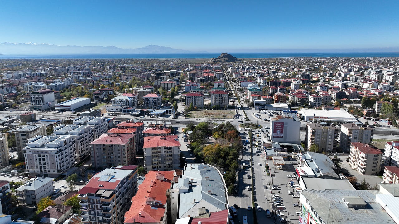 Van’da Sürücülerin Dikkatine Eski Emniyet Kavşağı Trafiğe Kapatılıyor (2)