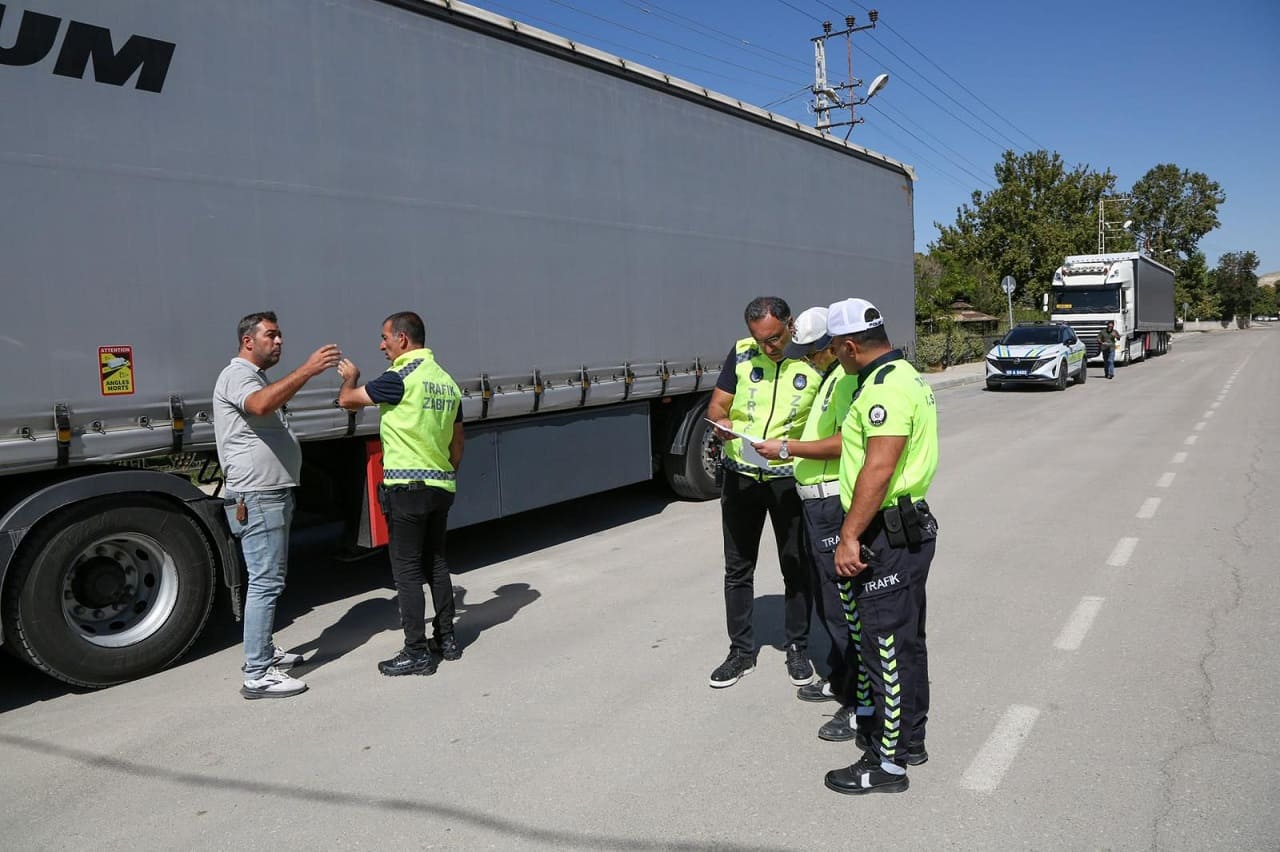 Van’da Tır Sürücülerine Para Cezası! (1)