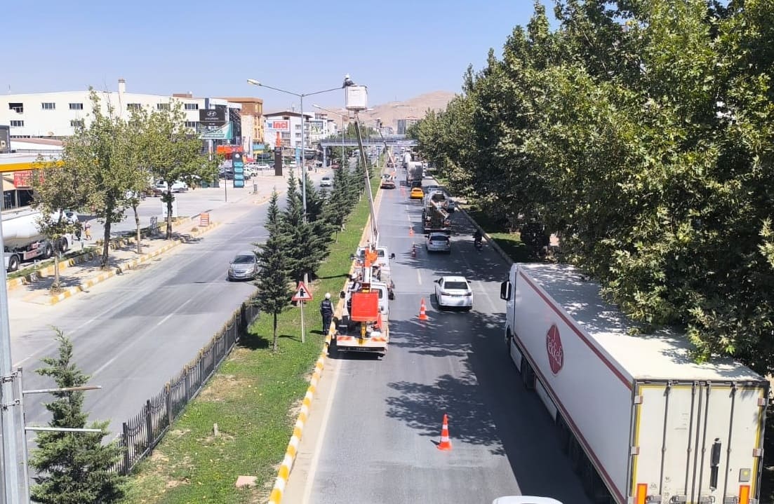 Vedaş’tan Gündüz Yanan Sokak Lambası Açıklaması (3)