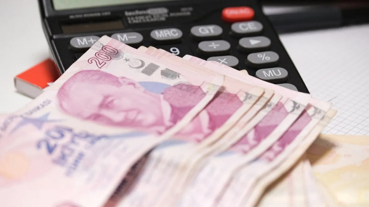 YÜZDE 20 ZAM SENARYOSU
2025 yılı net asgari ücretinin 22.104 TL olduğu dikkate alındığında, yüzde 20 zam halinde yeni asgari ücret yaklaşık 26.524 TL olacak.