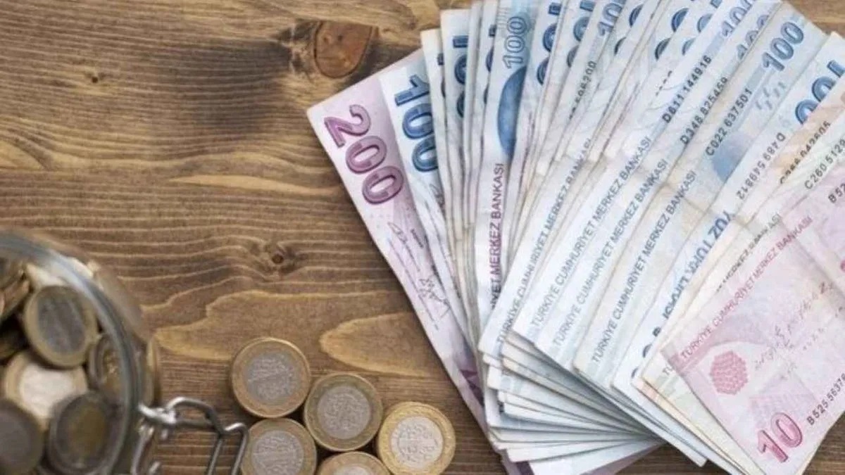 KOMİSYON NASIL BELİRLENİYOR?
Yasa gereği komisyon; işçi, işveren ve hükümetten beşer temsilciden oluşan 15 üyeli bir yapıdan meydana geliyor. Kararlar oy çokluğuyla alınıyor, eşitlik durumunda başkanın oyu belirleyici oluyor.