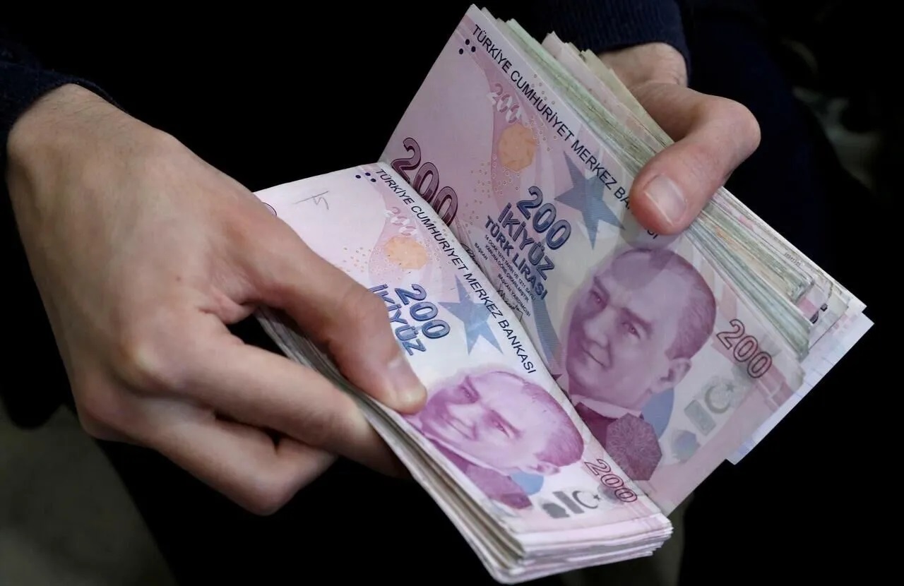 2026 ASGARİ ÜCRETTE YENİ ZAM SENARYOLARI
Ekonomistler ve piyasa analistleri 2026 yılı asgari ücretine dair çeşitli oranlar üzerinde duruyor. Enflasyon oranı ve refah payına göre yapılan hesaplamalar şimdiden gündemde.
