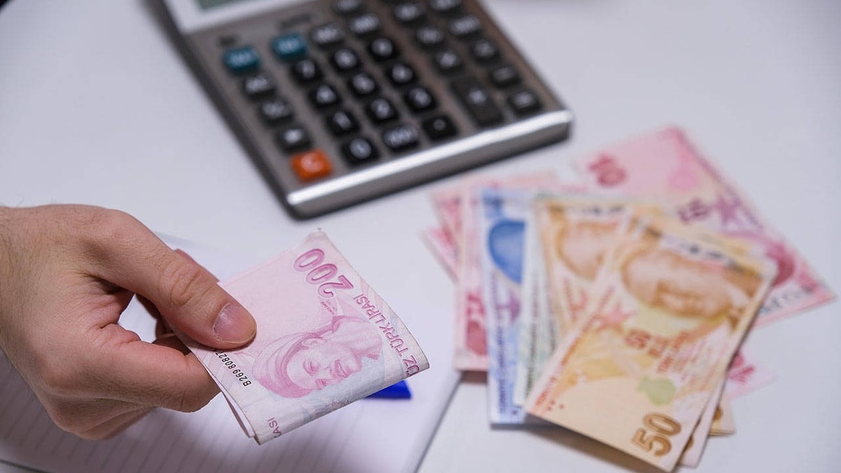 İŞÇİ TARAFINDAN KOMİSYONA SERT TEPKİ
TÜRK-İŞ ve HAK-İŞ, komisyonun yapısına tepki gösteriyor. TÜRK-İŞ Genel Başkanı Ergün Atalay, “Adil bir düzenleme yapılmadığı sürece katılmayacağız” derken, HAK-İŞ Başkanı Mahmut Arslan da benzer bir tavır sergileyerek “Yapı değişmeden masaya oturmayacağız” açıklamasını yaptı.