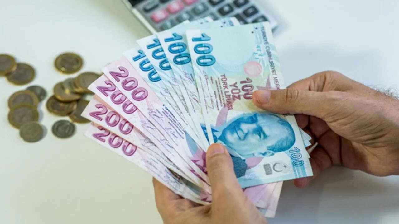 2026 asgari ücret maratonu 21 Ekim’deki toplantı ile resmen start alacak. Çalışanlar yüksek zam umudunda, işverenler ise maliyet baskısından endişeli.