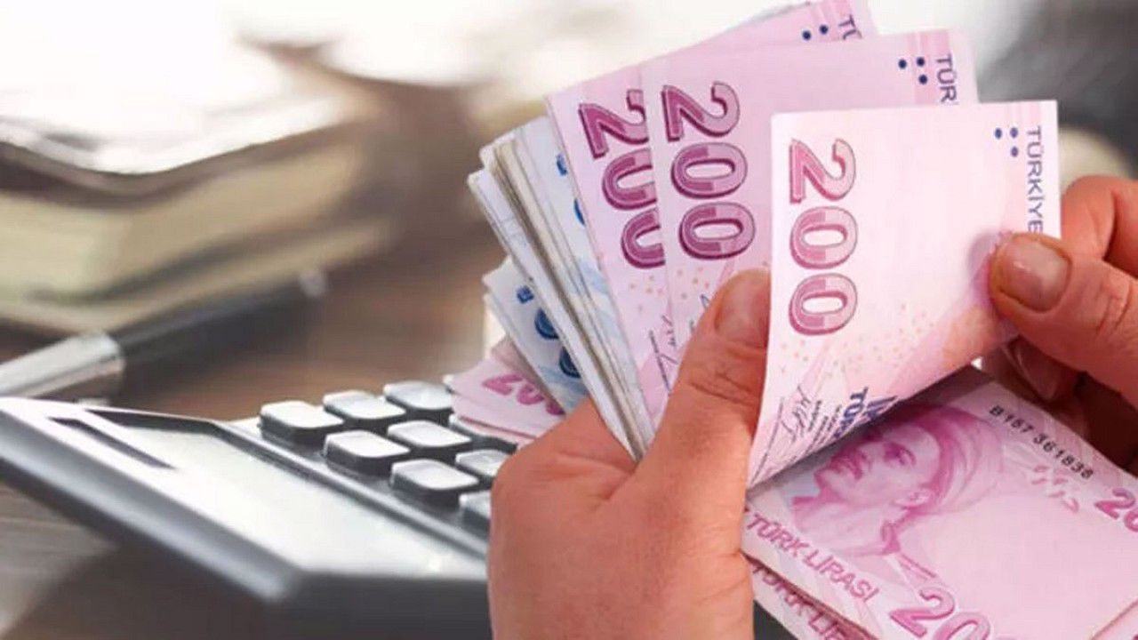 ZAM ORANI YIL SONU ENFLASYONUNA GÖRE NETLEŞECEK
Yeni ücret, yıl sonu enflasyon verileri açıklandıktan sonra şekillenecek. Uzmanlara göre hükümet, hem ekonomik büyüme hem de çalışan refahı arasında orta yol arayacak.