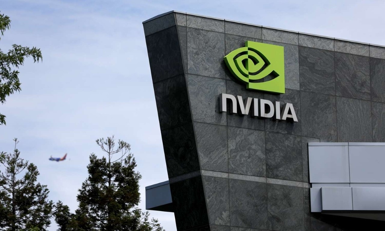 1. NVIDIA – 4,426 TRİLYON DOLAR
MERKEZİ: ABD, Santa Clara, Kaliforniya
KURUCU / SAHİP: Jensen Huang
ALANI / FAALİYET: Grafik işlem birimleri (GPU), yapay zekâ, veri merkezi çözümleri
AÇIKLAMA: NVIDIA, oyun ve profesyonel grafik pazarında lider olmasının yanı sıra yapay zekâ alanında devrim yaratıyor. Şirketin geliştirdiği GPU’lar, büyük dil modelleri ve veri merkezi çiplerinde kritik rol oynuyor. Yapay zekâ yatırımları, piyasa değerini zirveye taşıdı.