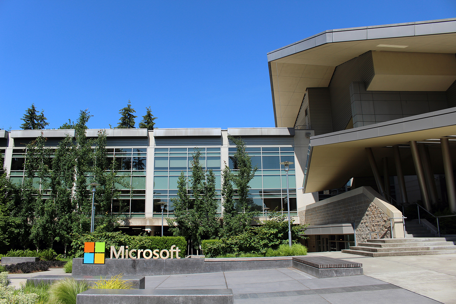 2. MICROSOFT – 3,802 TRİLYON DOLAR
MERKEZİ: ABD, Redmond, Washington
KURUCU / SAHİP: Bill Gates, Paul Allen
ALANI / FAALİYET: Yazılım, bulut bilişim, yapay zekâ, donanım
AÇIKLAMA: Microsoft, Windows ve Office yazılımlarının yanı sıra Azure bulut hizmetleri ve OpenAI iş birlikleriyle küresel teknoloji lideri. Kurumsal yazılım ve yapay zekâ çözümleri şirketin piyasa değerini zirveye taşıyan unsurlar arasında.