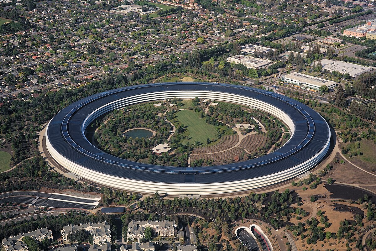 3. APPLE – 3,672 TRİLYON DOLAR
MERKEZİ: ABD, Cupertino, Kaliforniya
KURUCU / SAHİP: Steve Jobs, Steve Wozniak, Ronald Wayne
ALANI / FAALİYET: Akıllı telefonlar, bilgisayarlar, tabletler, hizmetler
AÇIKLAMA: Apple, iPhone, Mac ve iPad ürünleriyle tanınır. Apple Music, iCloud ve App Store gibi hizmetlerle entegre bir ekosistem sunar. Yüksek kâr marjı ve marka değeri, Apple’ı dünyanın en değerli üçüncü şirketi yapıyor.
