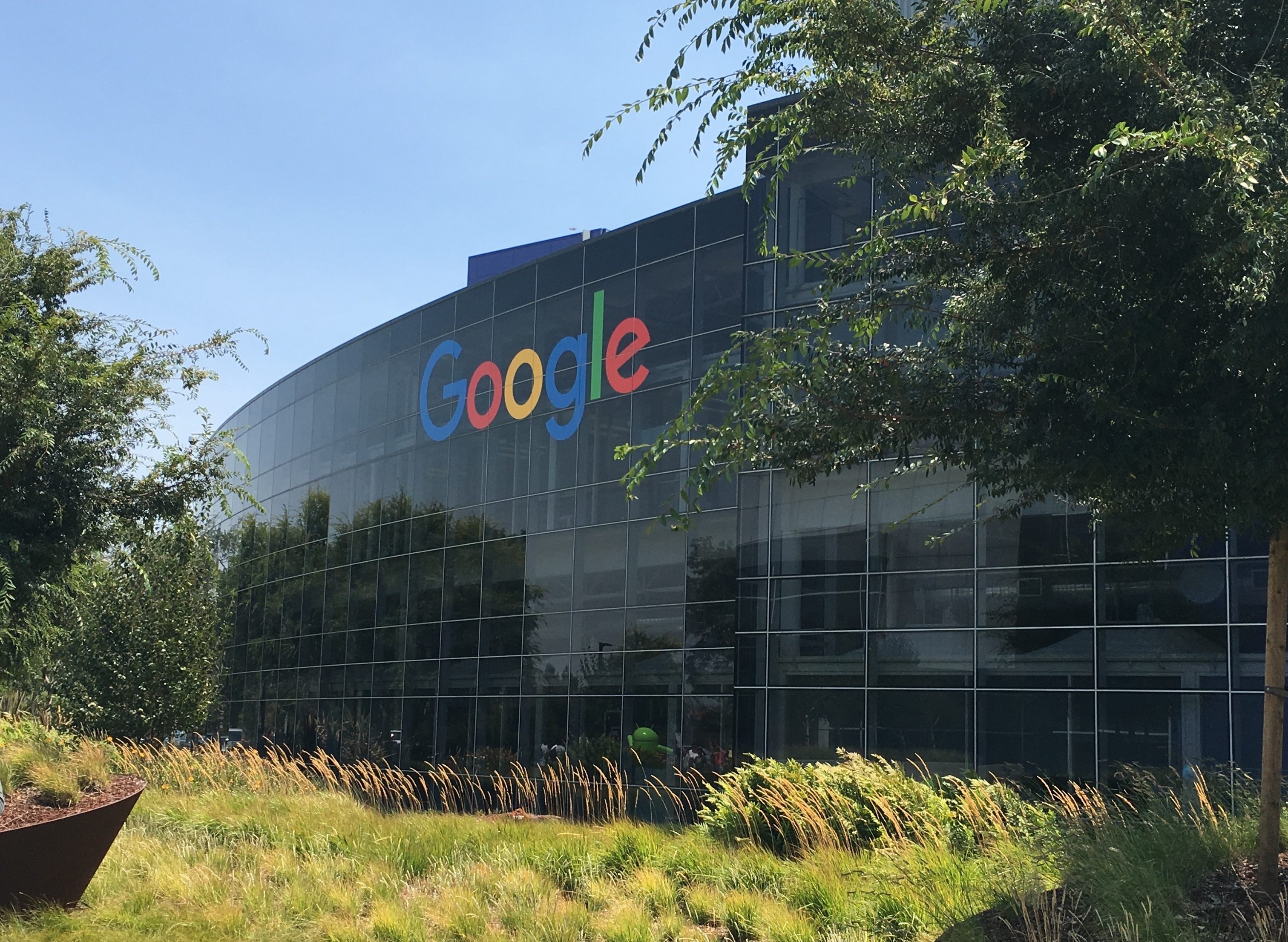 4. ALPHABET (GOOGLE) – 3,043 TRİLYON DOLAR
MERKEZİ: ABD, Mountain View, Kaliforniya
KURUCU / SAHİP: Larry Page, Sergey Brin
ALANI / FAALİYET: Arama motoru, dijital reklam, bulut hizmetleri, yapay zekâ
AÇIKLAMA: Alphabet, Google’ın ana şirketi. YouTube, Google Cloud ve yapay zekâ yatırımlarıyla dijital reklam sektörünün liderlerinden biri. Arama motoru hakimiyeti gelirlerinin büyük kısmını oluşturuyor.