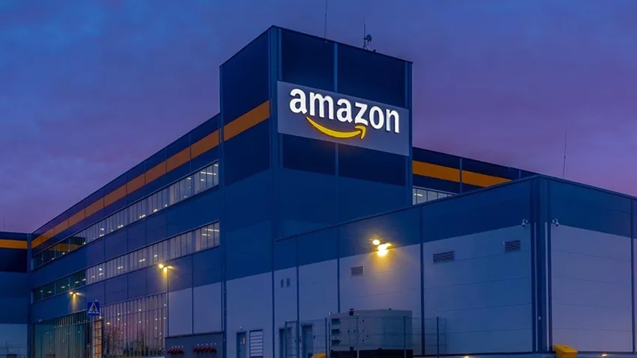AMAZON – 2,287 TRİLYON DOLAR
MERKEZİ: ABD, Seattle, Washington
KURUCU / SAHİP: Jeff Bezos
ALANI / FAALİYET: E-ticaret, bulut bilişim (AWS), lojistik
AÇIKLAMA: Amazon, dünyanın en büyük e-ticaret platformlarından biri. AWS bulut hizmetleri şirketin en kârlı segmenti. Küresel lojistik ağı ve teknoloji yatırımları, şirketi beşinci sıraya taşıyor.