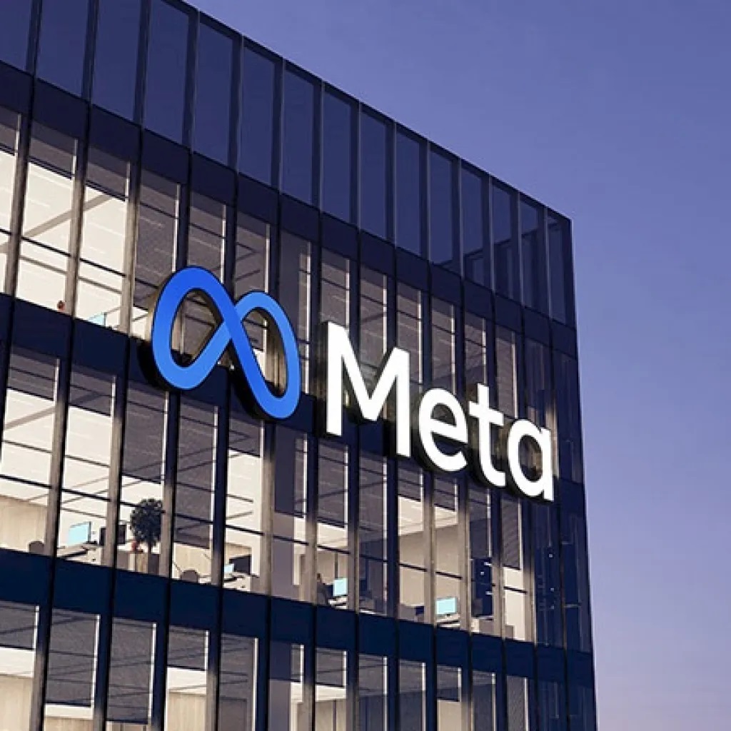 META PLATFORMS (FACEBOOK) – 1,788 TRİLYON DOLAR
MERKEZİ: ABD, Menlo Park, Kaliforniya
KURUCU / SAHİP: Mark Zuckerberg
ALANI / FAALİYET: Sosyal medya, dijital reklam, metaverse
AÇIKLAMA: Facebook, Instagram, WhatsApp ve Threads platformlarıyla milyarlarca kullanıcıya ulaşıyor. Sosyal medya reklam gelirleri ve metaverse yatırımları, şirketin piyasa değerini artırıyor.