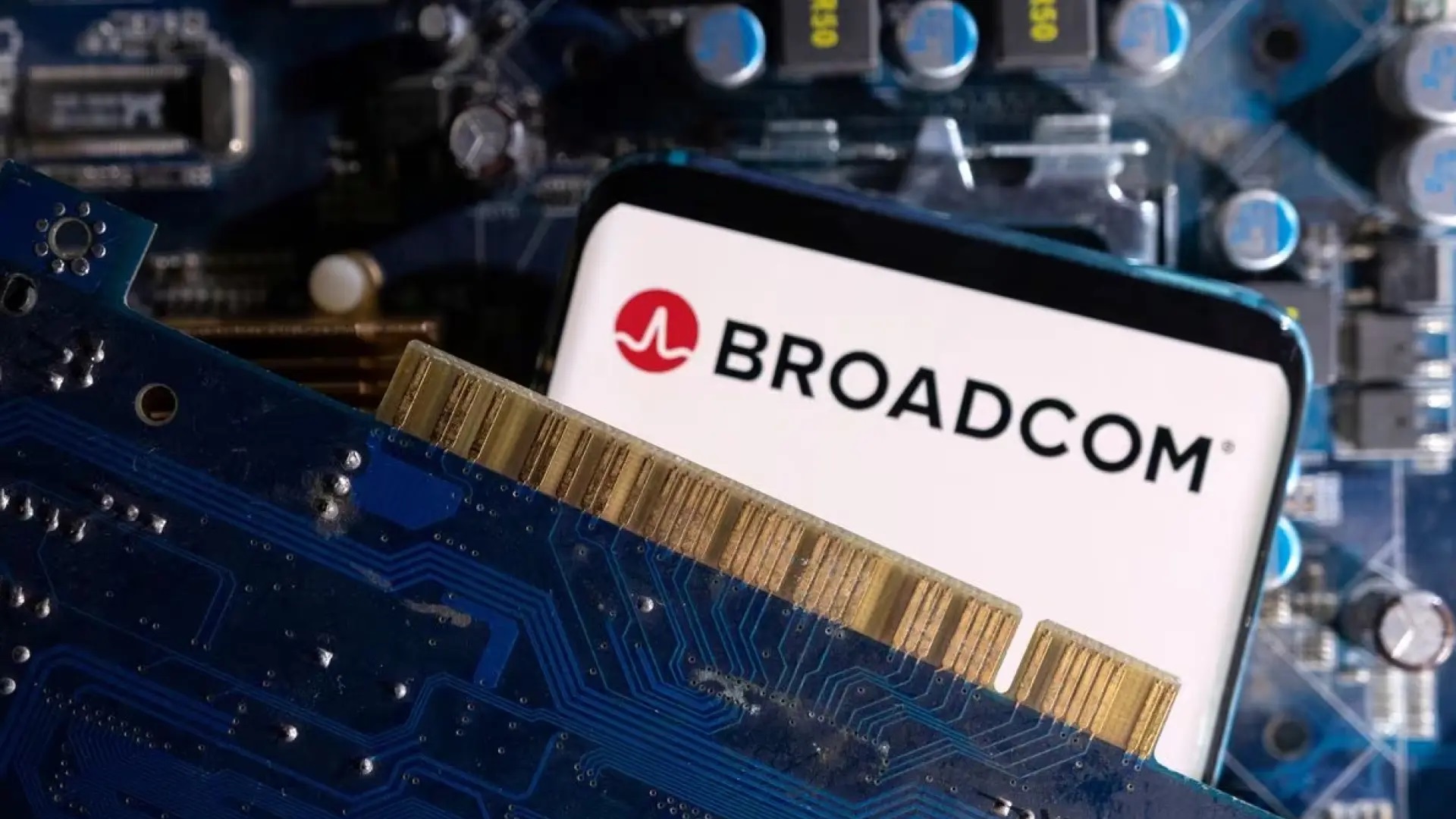 BROADCOM – 1,672 TRİLYON DOLAR
MERKEZİ: ABD, San Jose, Kaliforniya
KURUCU / SAHİP: Henry Samueli, Henry Nicholas
ALANI / FAALİYET: Yarı iletken, ağ teknolojileri, yapay zekâ çipleri
AÇIKLAMA: Broadcom, veri iletişiminde kritik çipler üretiyor ve yapay zekâ çözümleri için altyapı sağlıyor. Şirketin ürünleri, teknoloji devlerinin büyük kısmında kullanılıyor.