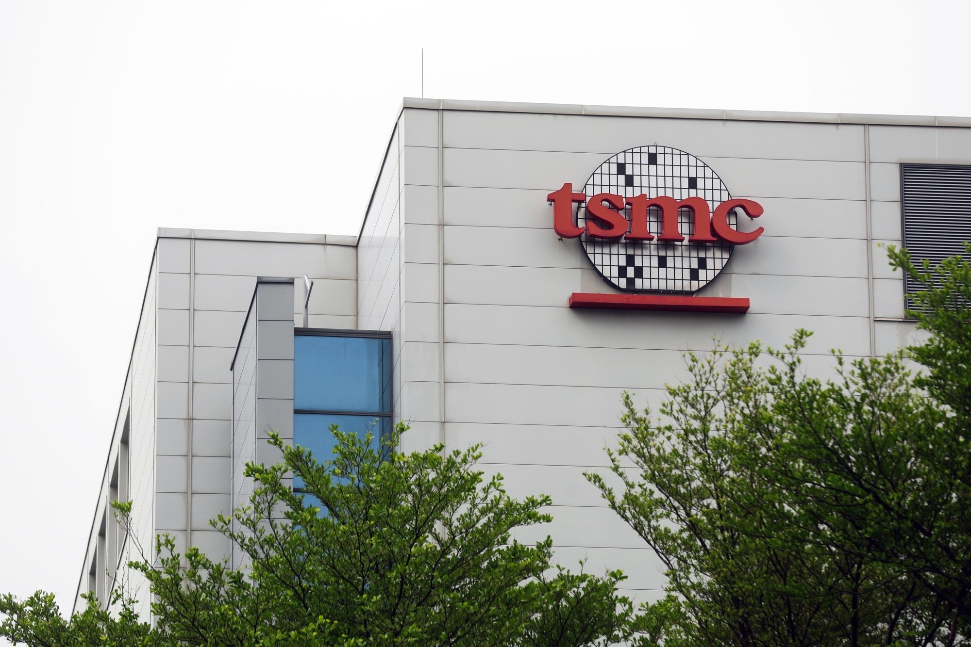 TSMC – 1,555 TRİLYON DOLAR
MERKEZİ: Tayvan, Hsinchu
KURUCU / SAHİP: Morris Chang
ALANI / FAALİYET: Çip üretimi, yarı iletken tedarik
AÇIKLAMA: TSMC, Apple, NVIDIA ve AMD gibi firmalara çip üretiyor. Küresel çip tedarik zincirinin kritik bir halkası olarak teknoloji devlerinin altyapısını destekliyor.
