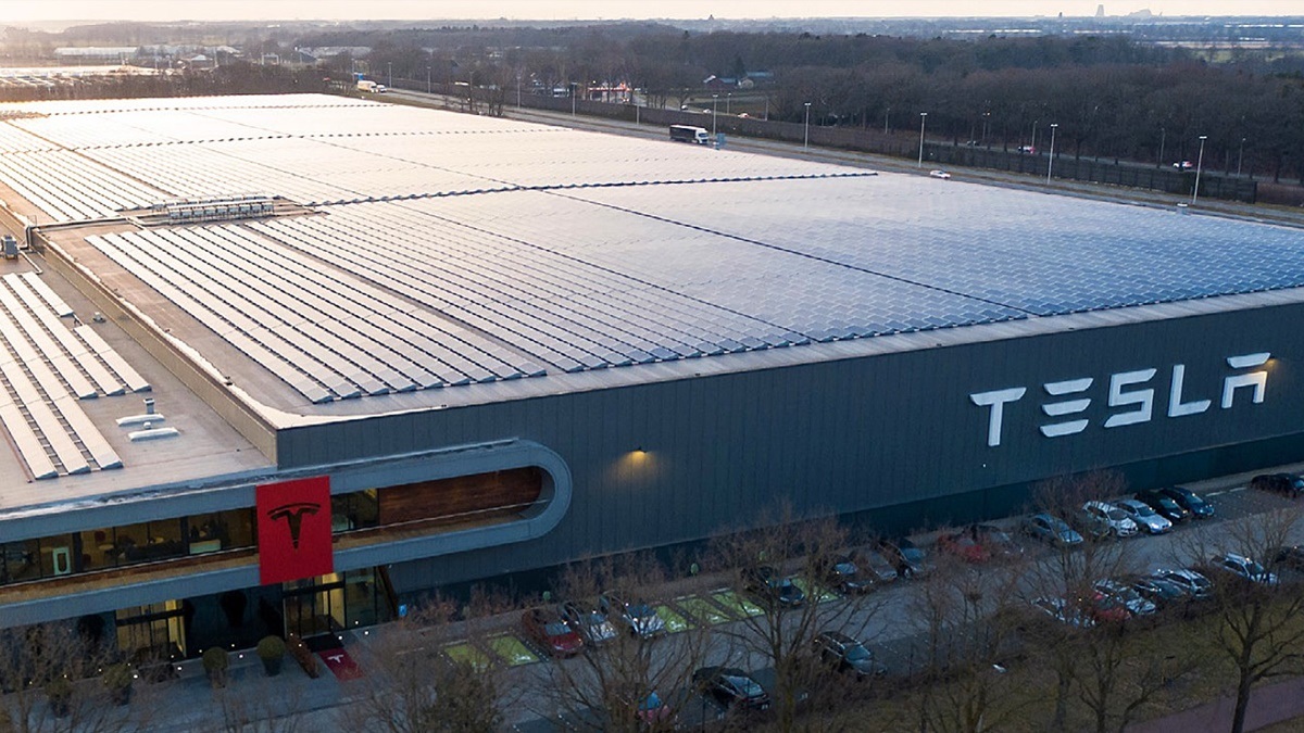 TESLA – 1,425 TRİLYON DOLAR
MERKEZİ: ABD, Palo Alto, Kaliforniya
KURUCU / SAHİP: Elon Musk
ALANI / FAALİYET: Elektrikli araçlar, batarya ve enerji çözümleri
AÇIKLAMA: Tesla, elektrikli araç üretiminde öncü. Yenilikçi batarya teknolojileri ve sürdürülebilir ulaşım çözümleri ile sektörün lideri konumunda.