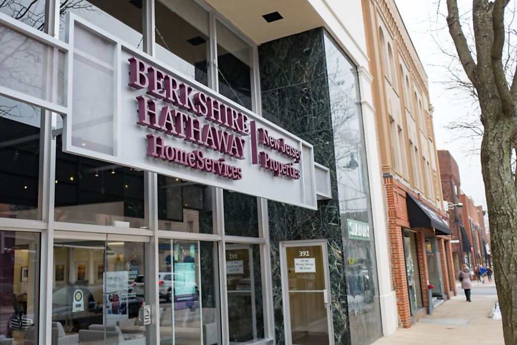 10. BERKSHIRE HATHAWAY – 1,054 TRİLYON DOLAR
MERKEZİ: ABD, Omaha, Nebraska
KURUCU / SAHİP: Warren Buffett
ALANI / FAALİYET: Yatırım şirketi, portföy yönetimi
AÇIKLAMA: Berkshire Hathaway, enerji, sigorta, demir-çelik ve tüketici ürünleri gibi farklı sektörlerde yatırımlar yapıyor. Warren Buffett’ın yönetimiyle güçlü portföy yönetimi sağlıyor.