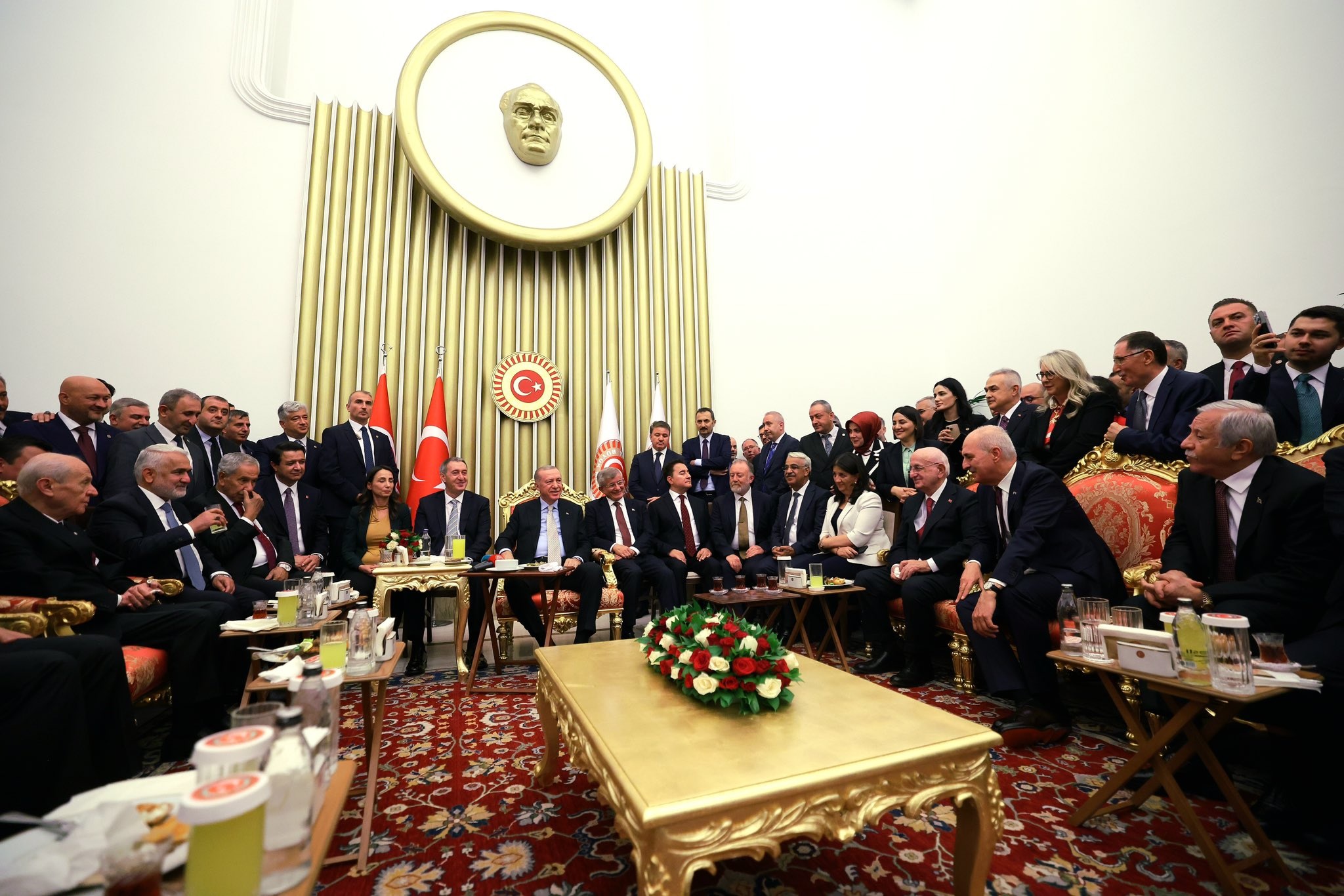 Erdogan Chpsiz Meclis Zirvesinde Tum Liderlerle Bulustu 1