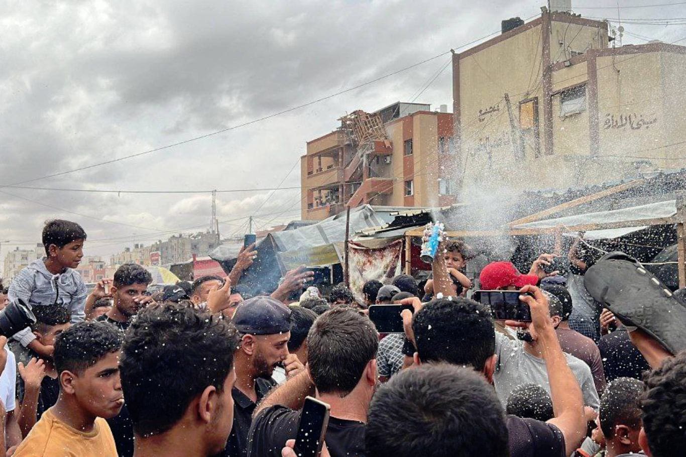 Gazze'de Ateşkes Sonrası Halk Sokaklara Döküldü (1)