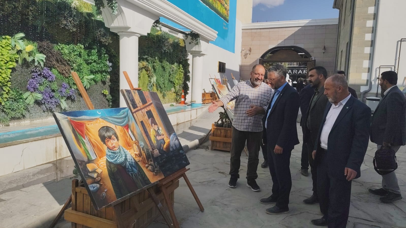 Huda Par Van Il Baskani Saygin Gazze Temali Resim Sergisini Ziyaret Etti 1
