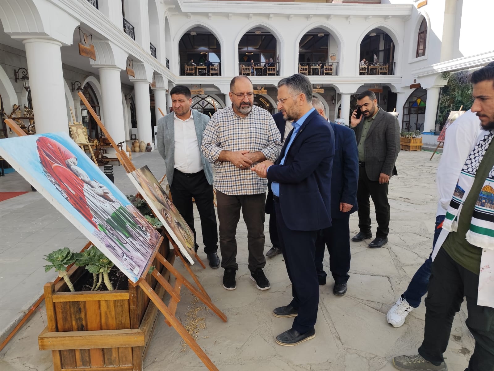 Huda Par Van Il Baskani Saygin Gazze Temali Resim Sergisini Ziyaret Etti 3