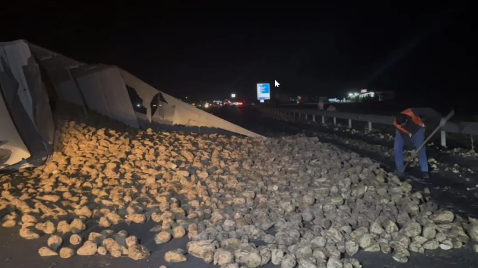 Kopege Carpmamak Icin Tiri Yatirdi (2)