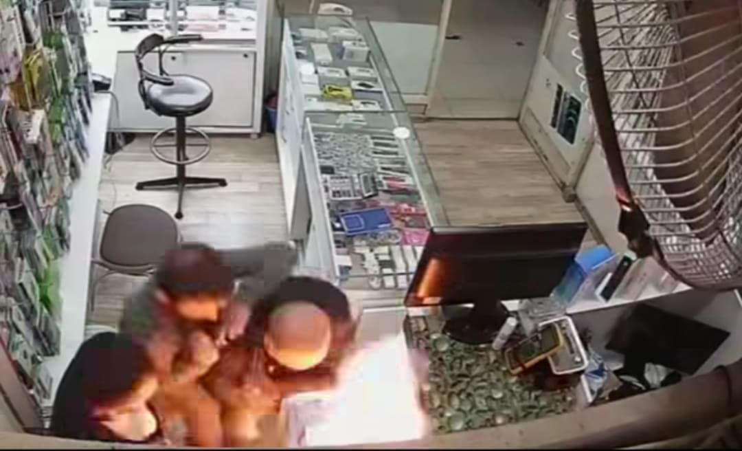 Van’da cep telefonu bataryası bomba gibi patladı! Tamir ustası ölümden döndü