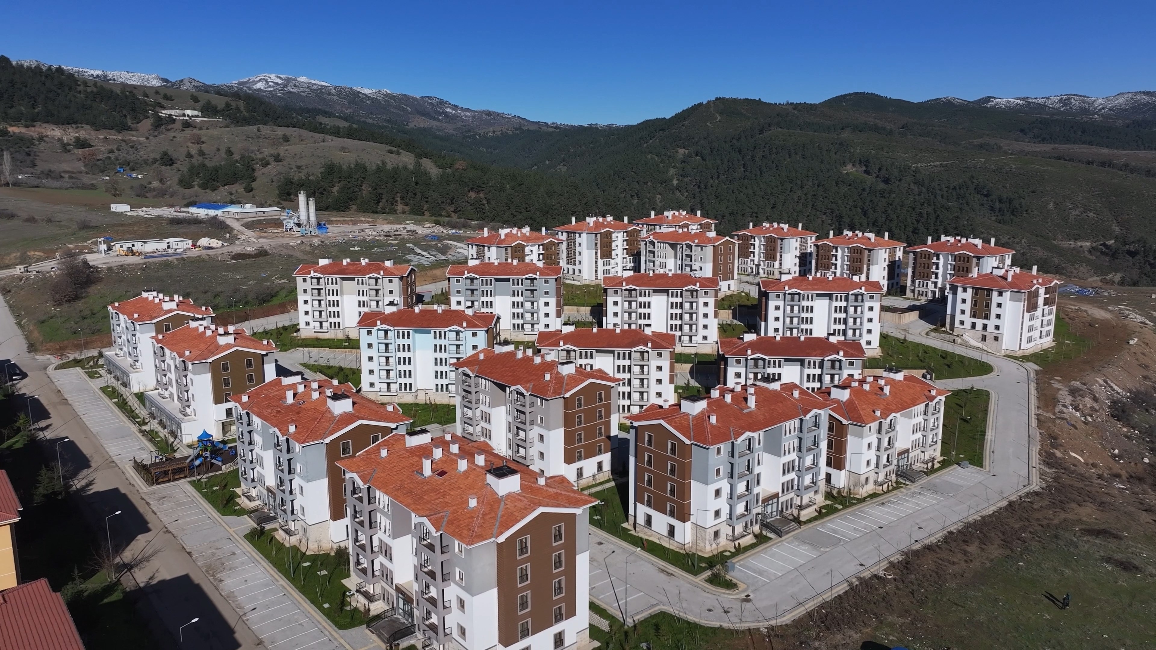TOKİ KONUT TESLİM TARİHLERİ VE PROJE BİTİŞ SÜRESİ
Konutların inşaat ve teslim süreçlerine dair de net bilgiler paylaşıldı. İnşaatların tamamlanmasının ardından konut teslimlerinin Mart 2027 itibarıyla etaplar halinde başlamasının öngörüldüğü ifade edildi. Böylece vatandaşların yeni yuvalarına kavuşma tarihi de belli olmuş oldu.