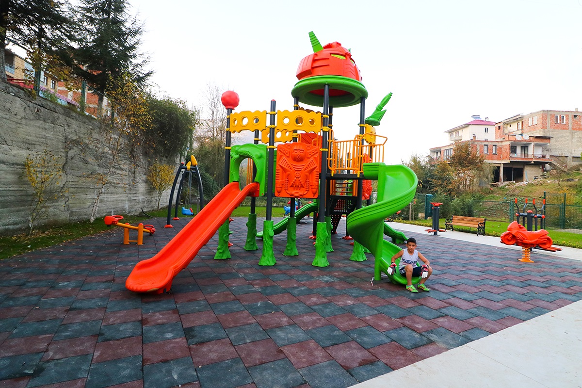 HANE HALKI AYLIK GELİR SINIRI KAÇ TL OLARAK BELİRLENDİ?
Projeye katılım için kritik öneme sahip olan gelir kriterleri netleştirildi. Hane halkı aylık net gelirinin İstanbul için en fazla 145 bin TL, diğer iller için ise en fazla 127 bin TL olması gerektiği açıklandı. Ancak şehit aileleri, gaziler ve terör malulleri bu gelir şartından muaf tutuluyor.