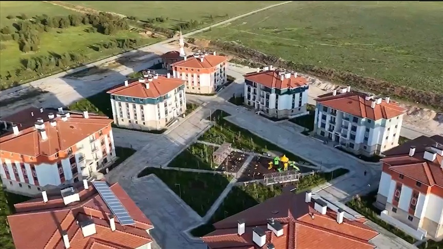 TOKİ KİRALIK KONUTLARDAN KİMLER FAYDALANABİLECEK?
Kiralık sosyal konutlardan, dar gelirli işçi, memur, asgari ücretli ve sosyal hak sahibi ailelerin yanı sıra genç çiftler ve kentsel dönüşüm hak sahiplerinin faydalanabileceği belirtildi. Bu gruplar için özel kontenjanlar ayrılacağı ve detayların ilerleyen günlerde paylaşılacağı ifade edildi.