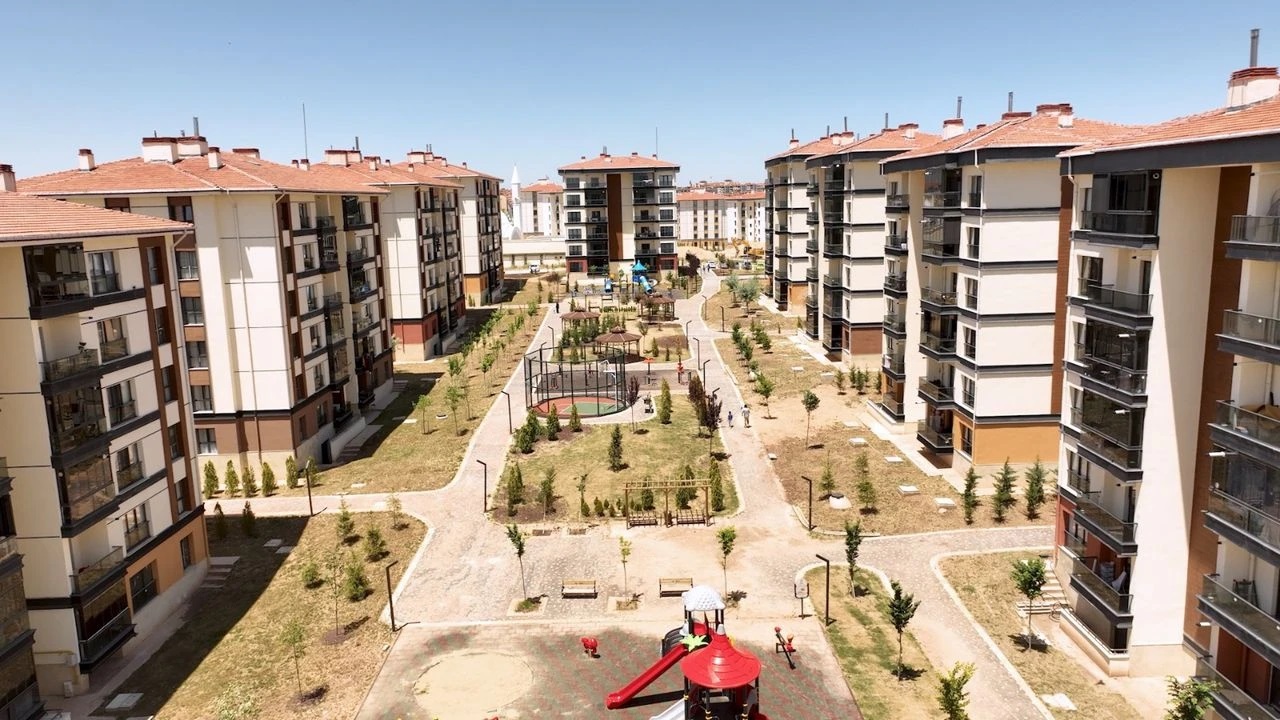 İSTANBUL'A ÖZEL KİRALIK SOSYAL KONUT MODELİ NASIL UYGULANACAK?
İstanbul’daki yüksek kira fiyatlarına çözüm getirmek amacıyla ilk kez bir kiralık sosyal konut modeli devreye alındı. İstanbul'a yapılacak 100 bin konuta ek olarak 15 bin adet kiralık konut üretileceği duyuruldu. Bu konutların, piyasa rayiç bedelinin yarısı fiyatına kiralanacağı ve kira sözleşmelerinin 3 yıllık periyotları kapsayacağı ifade edildi.