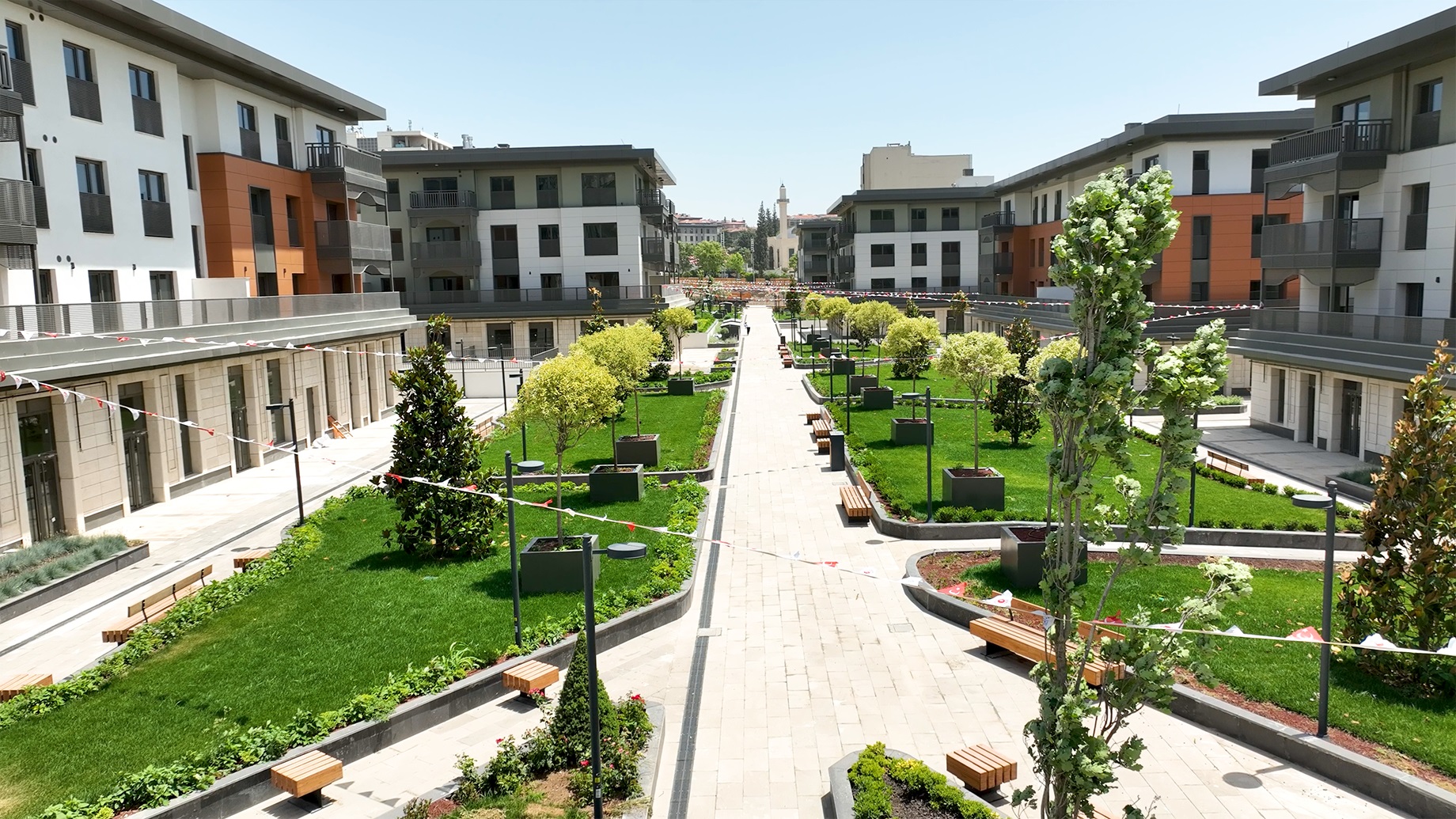 ANADOLU İLLERİ İÇİN 1+1 VE 2+1 ÖDEME PLANI VE TAKSİT SAYISI (240 AY)
İstanbul dışındaki illerdeki konutlar için daha uygun bir ödeme planı sunuldu. Anadolu illerinde 55 m²'lik 1+1 konutların 1 milyon 800 bin TL satış fiyatına sahip olduğu, %10 peşinatın 180 bin TL olduğu açıklandı. Tüm konut tiplerinde vade imkanının 240 ay olduğu ve aylık taksitlerin 6 bin 750 TL’den başlayacağı belirtildi.