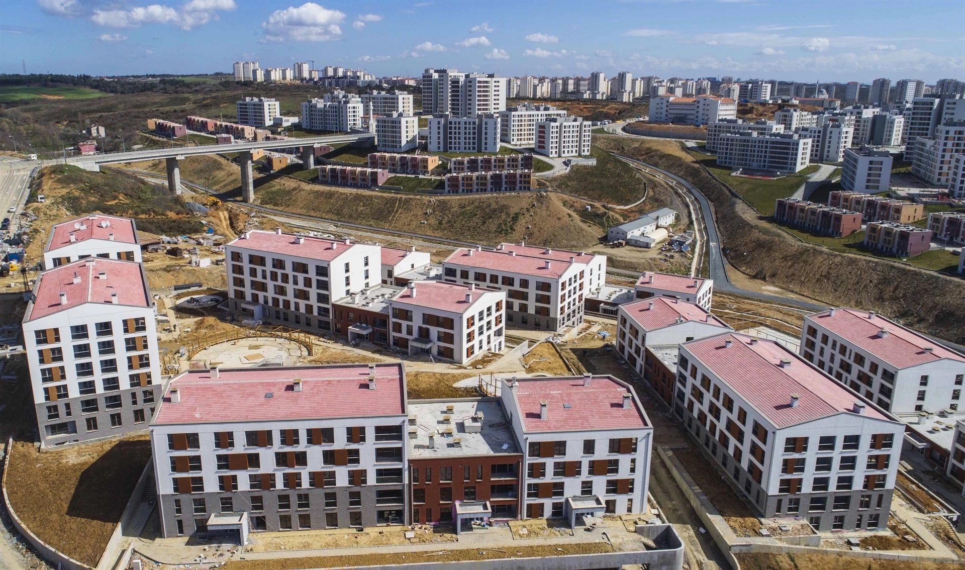ÖDEME PLANINDA VADE FARKI VE GÜNCEL FİYATLANDIRMA DETAYLARI
Adayların merak ettiği bir diğer konu olan ödeme planında, konutların %10 peşinat ve 240 ay vadeyle sunulacağı tekrar vurgulandı. Fiyatların ise metrekare ve oda sayısına göre İstanbul ve Anadolu illeri için farklılık gösterdiği, tüm hesaplamaların bu güncel fiyatlar üzerinden yapıldığı ifade edildi.