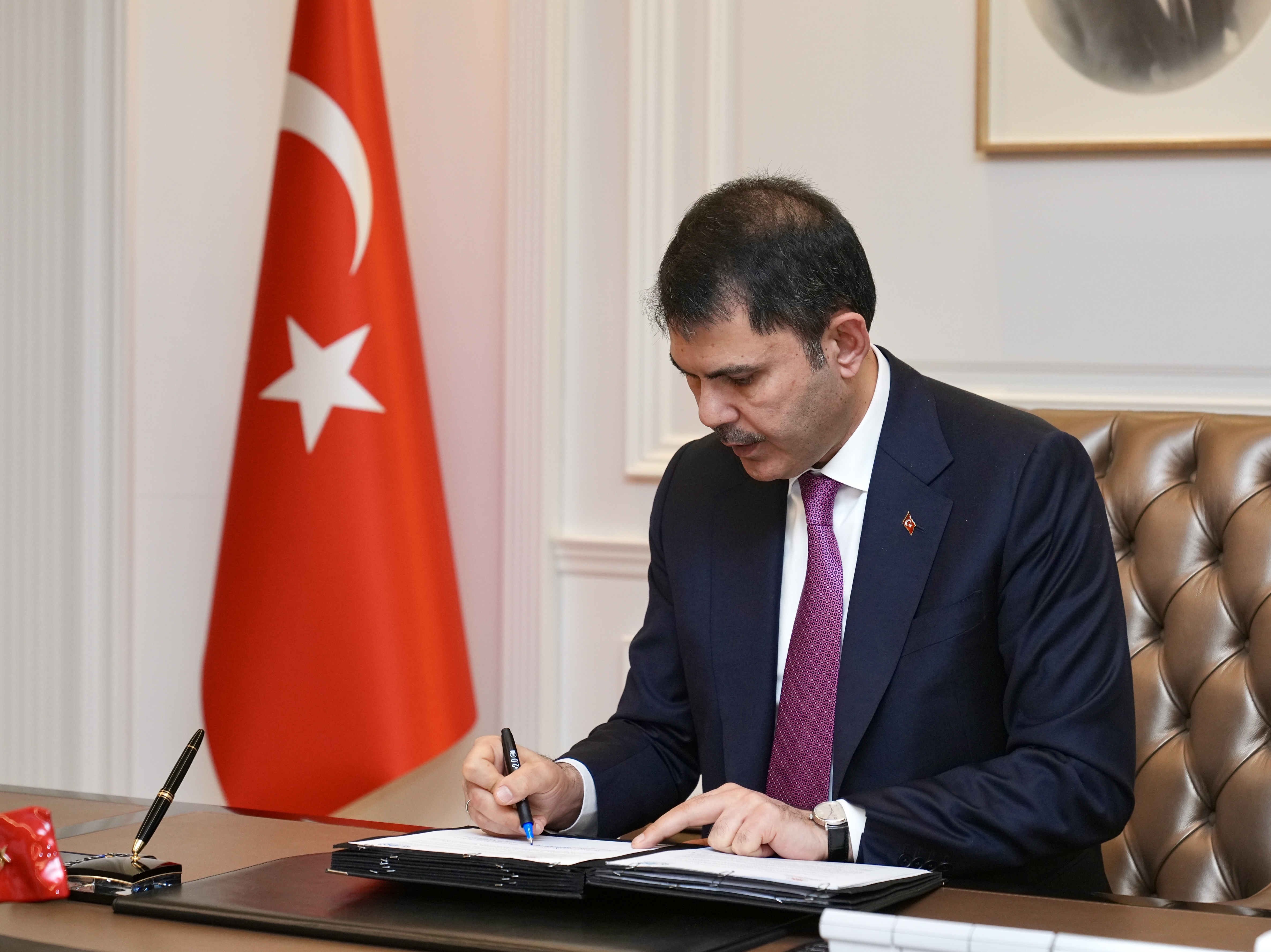 BAKAN KURUM’DAN “YÜZYILIN KONUT PROJESİ” MESAJI
Murat Kurum sosyal medya hesabında paylaştığı mesajda, “500 bin anahtarı daha milletimizle buluşturacağız. Çok yakında” ifadelerini kullandı. Paylaşım, binlerce vatandaş tarafından beğeniyle karşılandı.