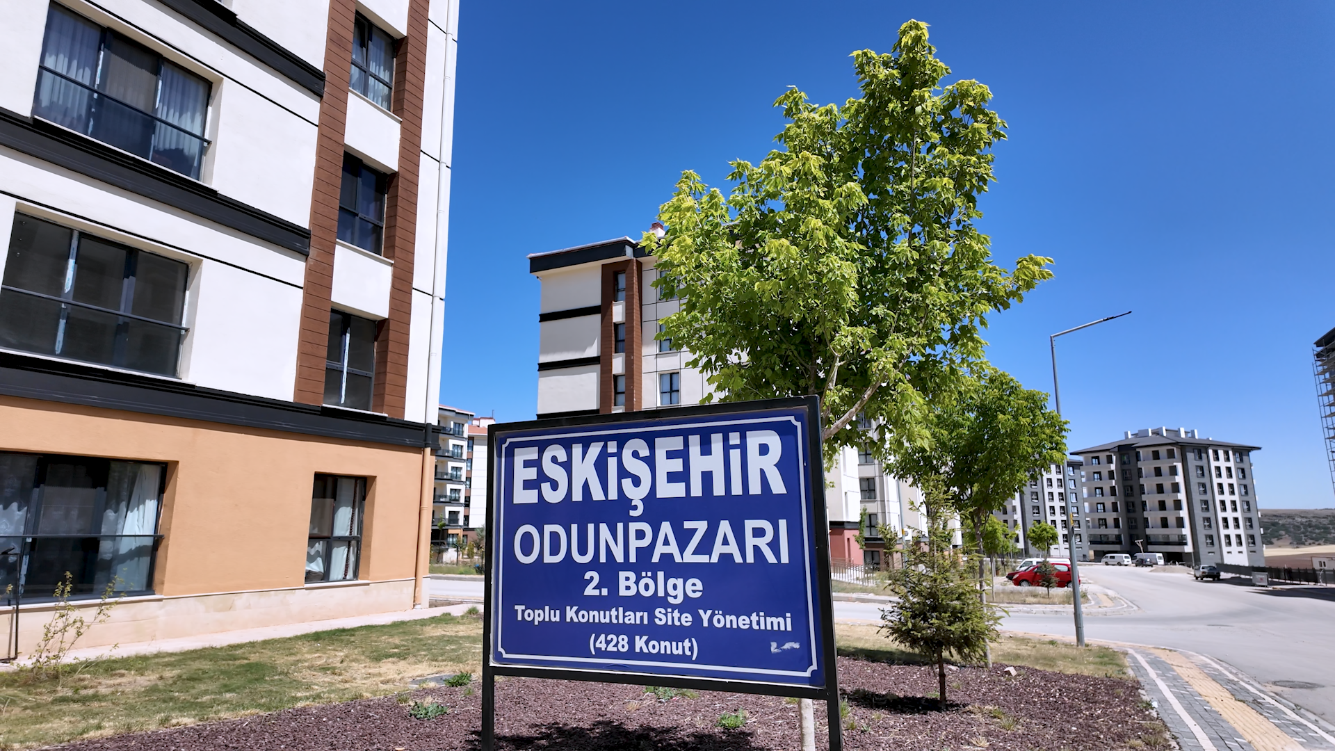MAHALLE KÜLTÜRÜNÜ YAŞATAN TASARIM
TOKİ konutlarında ortak alanlar, parklar, çocuk oyun yerleri ve sosyal tesisler mahalle kültürünü yeniden canlandırıyor. Aileler komşuluk ilişkilerinden memnun.