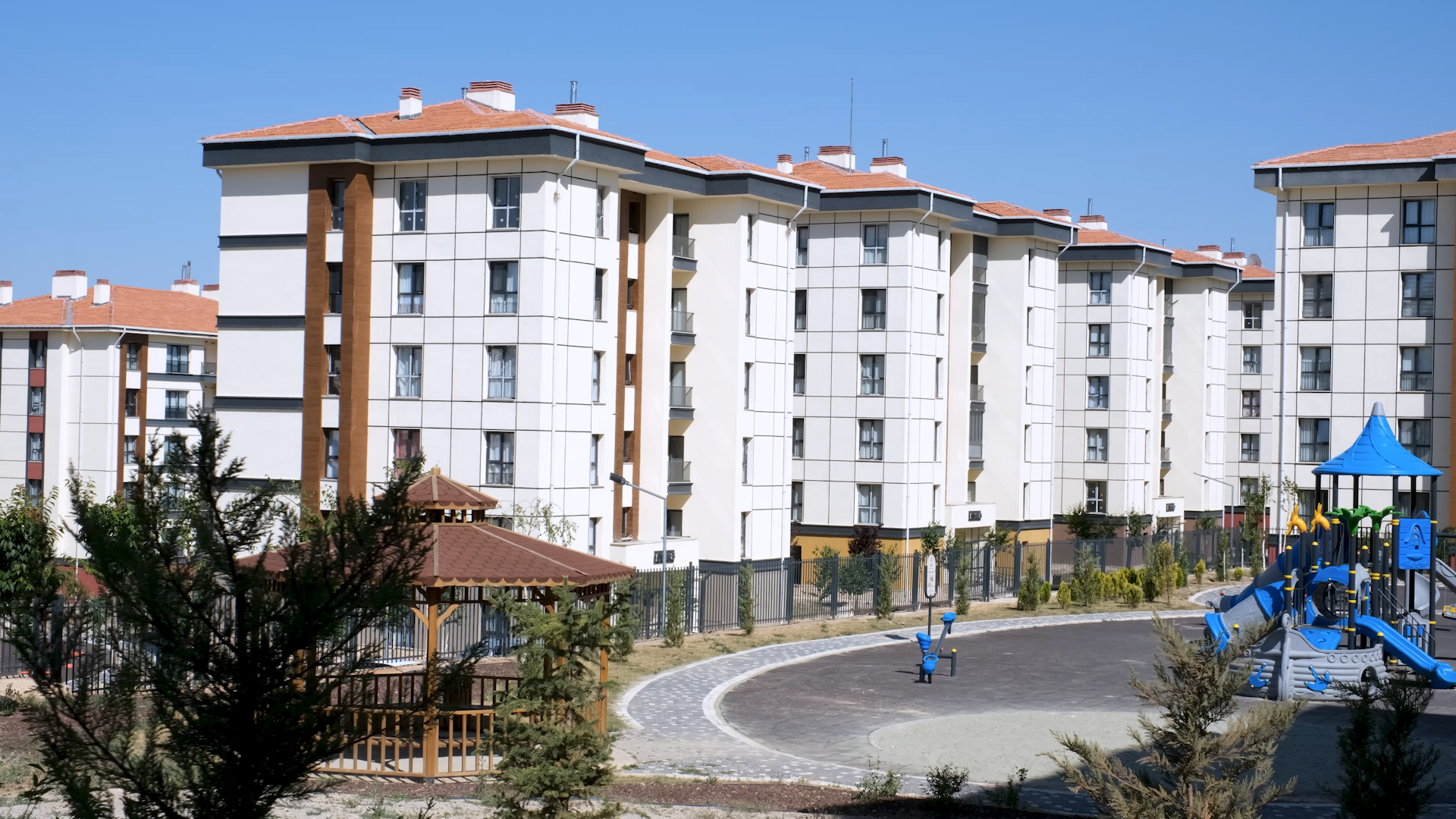 SOSYAL KONUTTA YENİ DÖNEM: “HERKESİN BİR YUVASI OLACAK”
Bakanlık yetkilileri, yeni projelerin başvurularının yakında başlayacağını duyurdu. “Hedefimiz net: Herkesin başını sokabileceği bir evi olacak” mesajı paylaşıldı.
