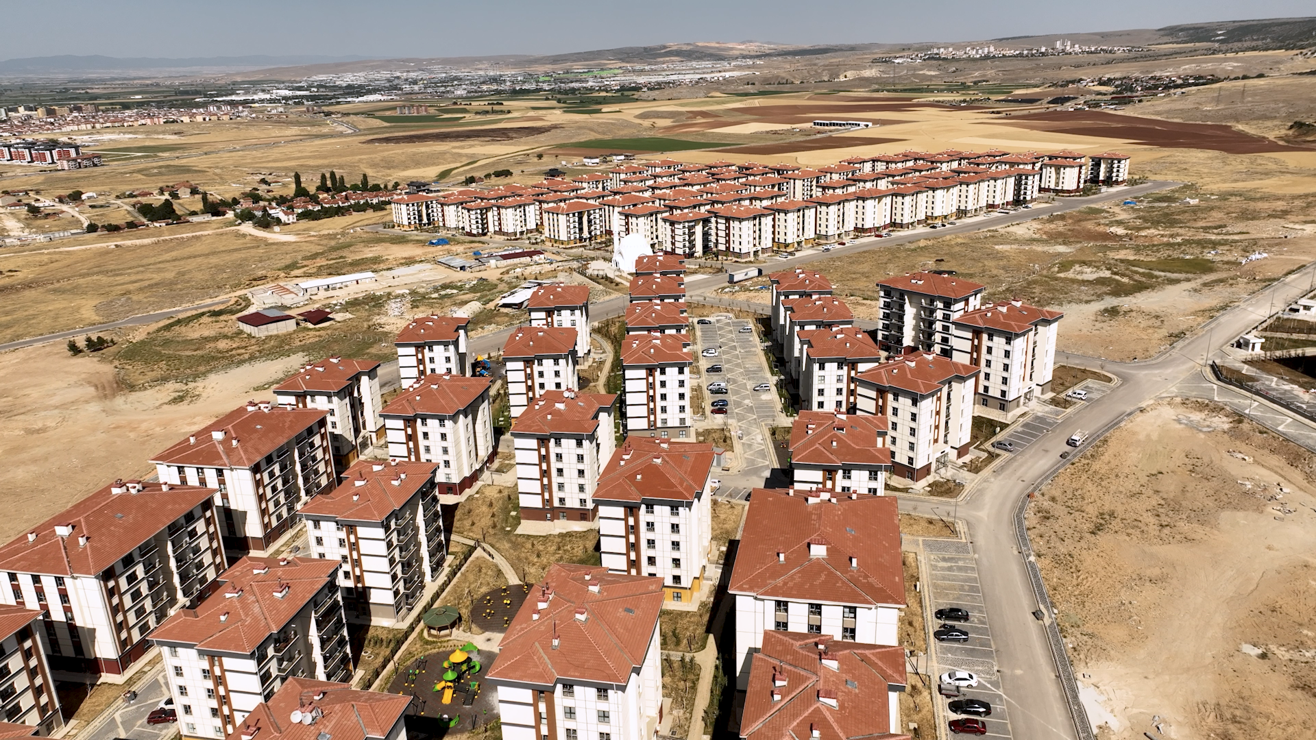 ESKİŞEHİR’İN YENİ YÜZÜ: IHLAMURKENT MAHALLESİ
Modern mimarisi, geniş yeşil alanları ve sosyal yaşam merkezleriyle Ihlamurkent, yeni sahiplerinin mutluluk gözyaşlarına sahne oldu. Yatay mimariye uygun konutlar, deprem güvenliğiyle de örnek gösteriliyor.