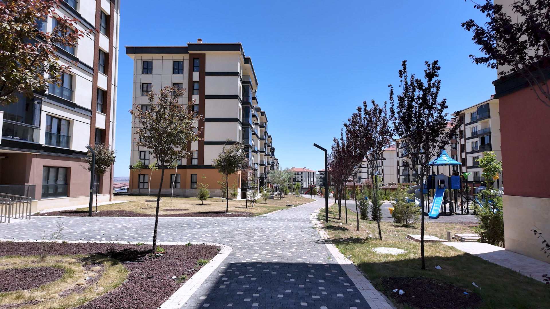 KADINLARIN DİLİNDEN TOKİ MUTLULUĞU
Ev sahibi kadınlar, TOKİ’nin yalnızca betonarme bir proje değil; huzur, güven ve umut projesi olduğunu söylüyor. “Evin duvarlarında değil, içinde sevgi var” diyorlar.