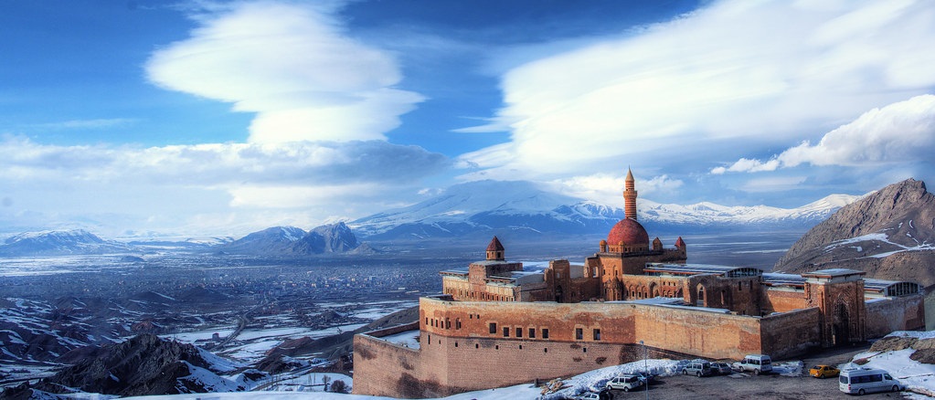 Turizmde Zirve Kimin Vanin Gol Manzarasina Karsi Hakkari Bitlis Ve Agrinin Zirveleri 21