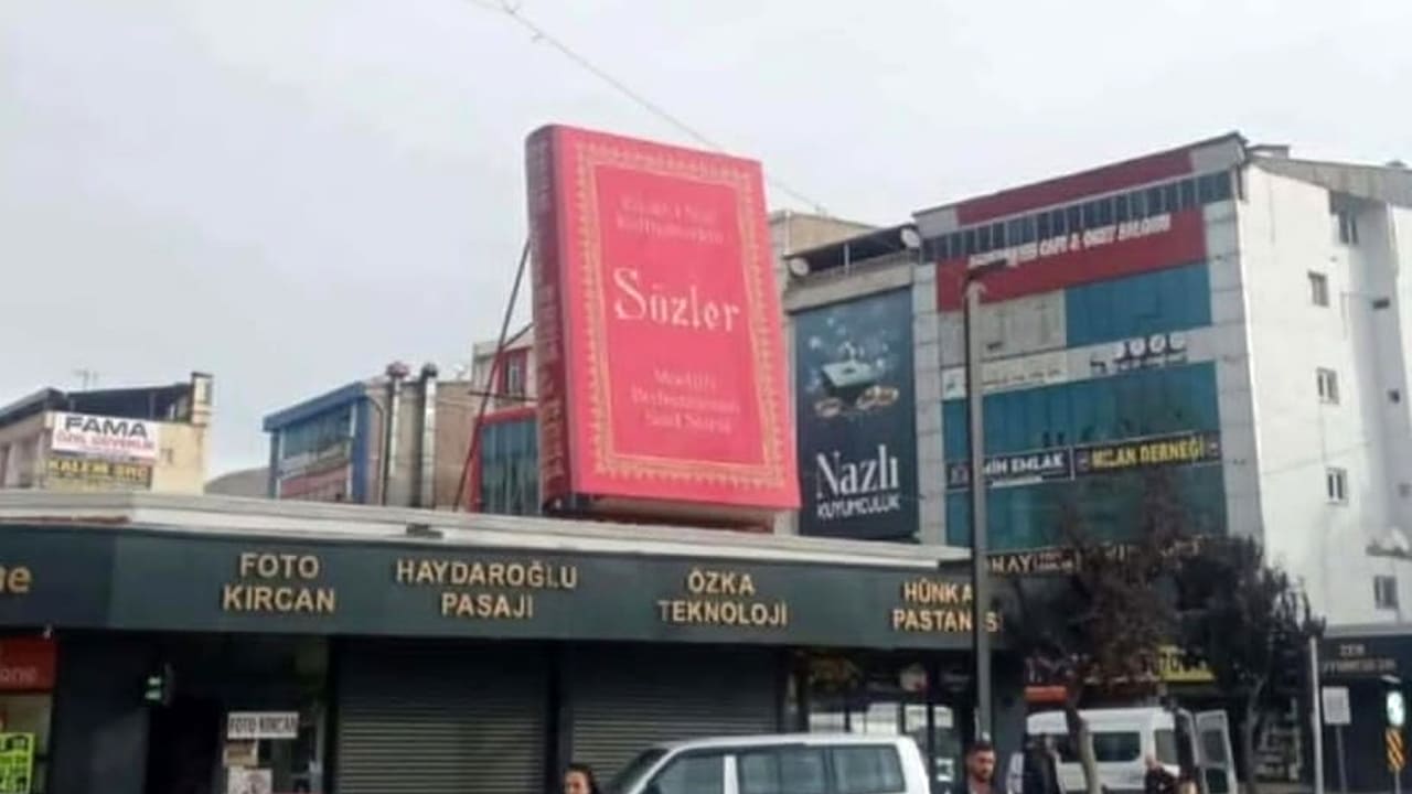 Van Beşyol Meydanı’nda ‘Sözler’ Maketi Yeniden Yerine Konuldu (1)